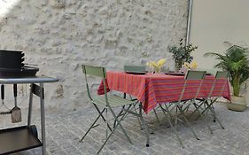 Beau Quartier Et Central, Maison Spacieuse Avec Cour, 3 Chambres, 3 Salles De Bains A 10 Min A Pied De La Gare