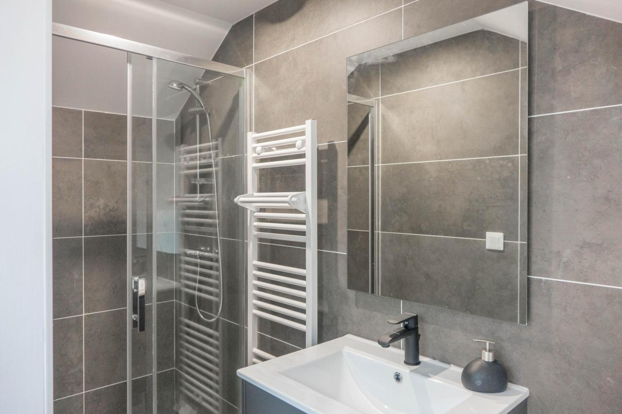 Beau Quartier Et Central, Maison Spacieuse Avec Cour, 3 Chambres, 3 Salles De Bains A 10 Min A Pied De La Gare Orléans Extérieur photo