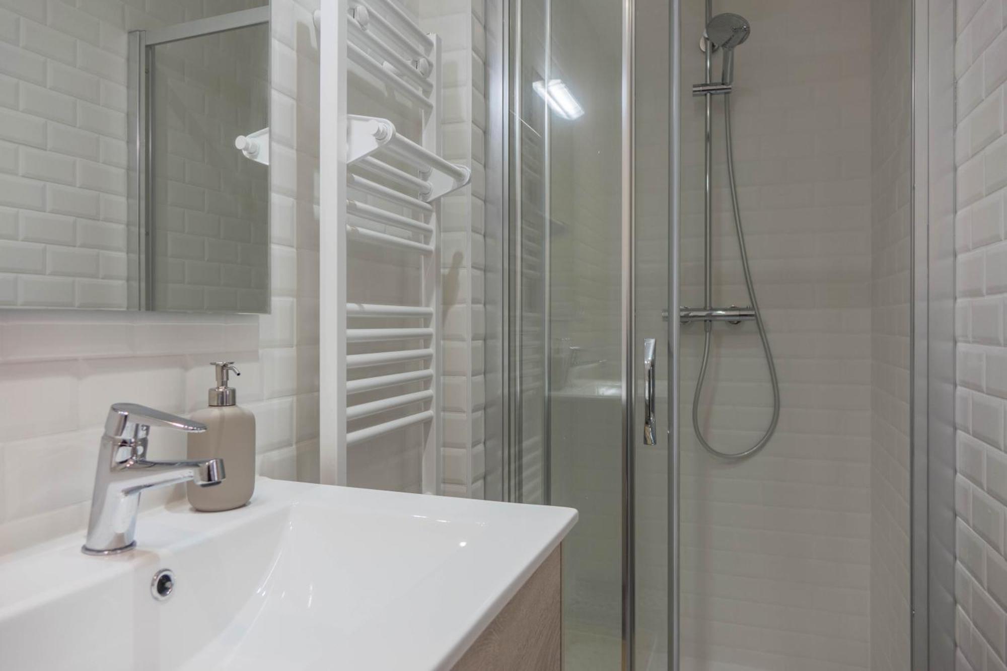 Beau Quartier Et Central, Maison Spacieuse Avec Cour, 3 Chambres, 3 Salles De Bains A 10 Min A Pied De La Gare Orléans Extérieur photo
