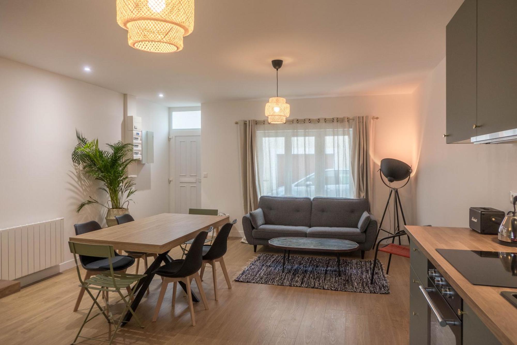 Beau Quartier Et Central, Maison Spacieuse Avec Cour, 3 Chambres, 3 Salles De Bains A 10 Min A Pied De La Gare Orléans Extérieur photo
